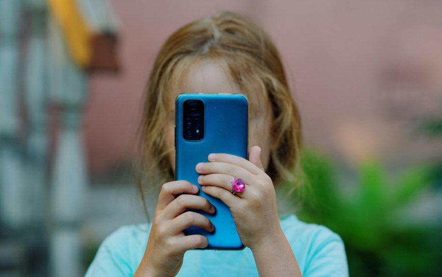 Τα smartphones δεν είναι ασφαλή για παιδιά κάτω των 13 ετών: Τι μπορούν να κάνουν οι γονείς