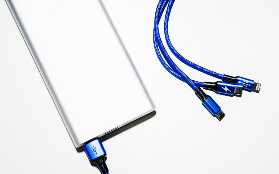 Προς απαγόρευση τα power banks στις πτήσεις: Νέα έκρηξη στην τσέπη επιβάτη