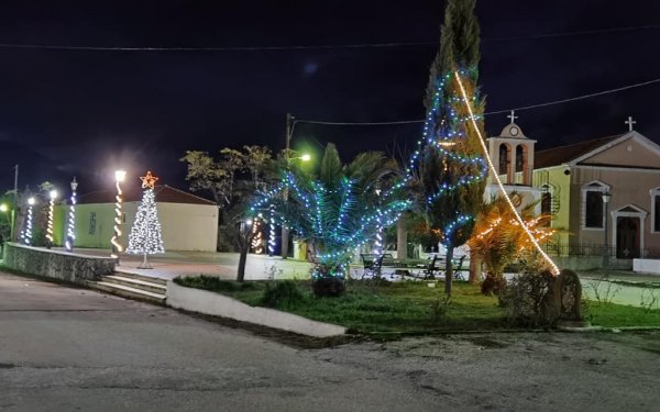 H πλατεία στο Πυργί φόρεσε τα γιορτινά της για τα Χριστούγεννα! (εικόνες)