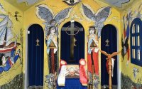 Σούνιο: Ο Μητροπολίτης Μεσογαίας «σφράγισε» το εκκλησάκι της Παναγίας Καταφυγιώτισσας με τις αγιογραφίες Μυταρά