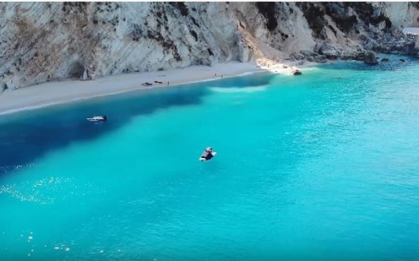 Όλες οι αποχρώσεις του μπλε, στις μαγικές Αφάλες της Ιθάκης (video)