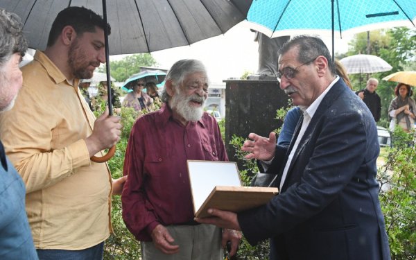 Η «Αύρα» του Μεμά Καλογηράτου βρήκε τη θέση της στην Ανθούπολη – Συγκινητική τιμή από τον Δήμο Πατρέων