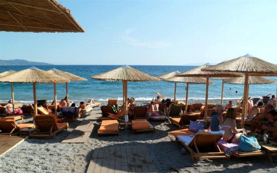 Στα 5 μέτρα από το κύμα υποχρεωτικά οι ξαπλώστρες – Τι πρέπει να γνωρίζετε
