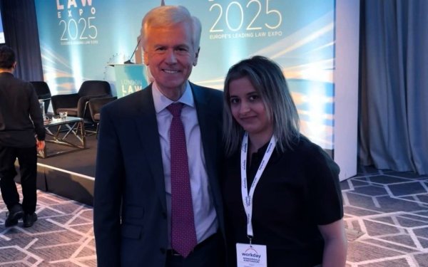 Η Γερασιμούλα Κοντογούρη με τον Professor Stephen Mayson στο London Law Expo 2025