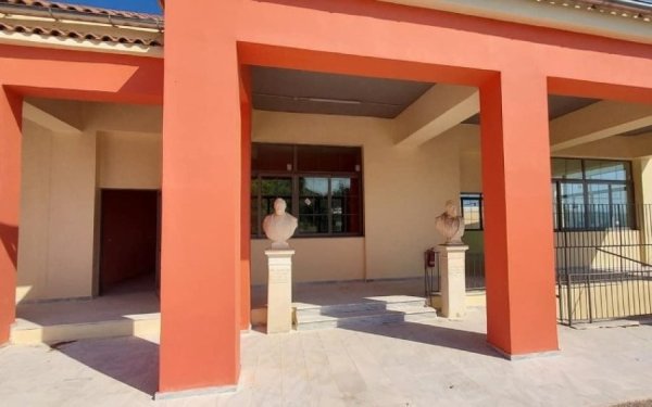 Το Γυμνάσιο Αγίας Θέκλης τιμά τον Πέτρο Αλιβιζάτο με ονοματοδοσία αίθουσας