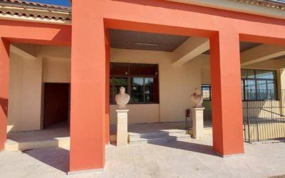 Το Γυμνάσιο Αγίας Θέκλης τιμά τον Πέτρο Αλιβιζάτο με ονοματοδοσία αίθουσας