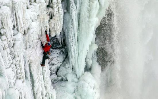Σκαρφαλώνοντας στους παγωμένους καταρράκτες του Νιαγάρα!
