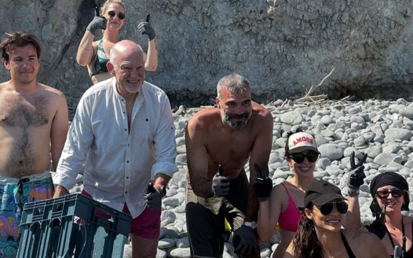 Ο Γ. Παπανδρέου μάζεψε σκουπίδια σε παραλία της Αίγινας