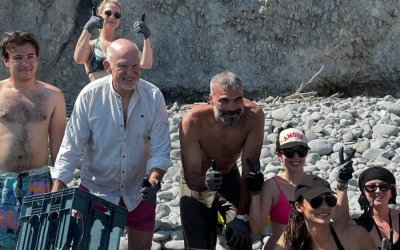 Ο Γ. Παπανδρέου μάζεψε σκουπίδια σε παραλία της Αίγινας