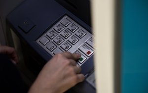 Επιδόματα με προπληρωμένη κάρτα: Ξεκινάει αύριο η πρώτη πληρωμή