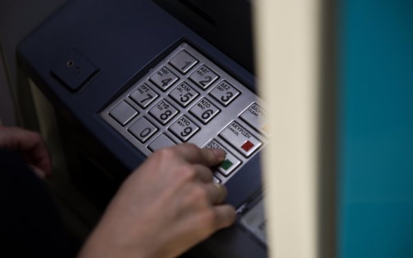 Επιδόματα με προπληρωμένη κάρτα: Ξεκινάει αύριο η πρώτη πληρωμή