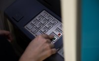 Επιδόματα με προπληρωμένη κάρτα: Ξεκινάει αύριο η πρώτη πληρωμή