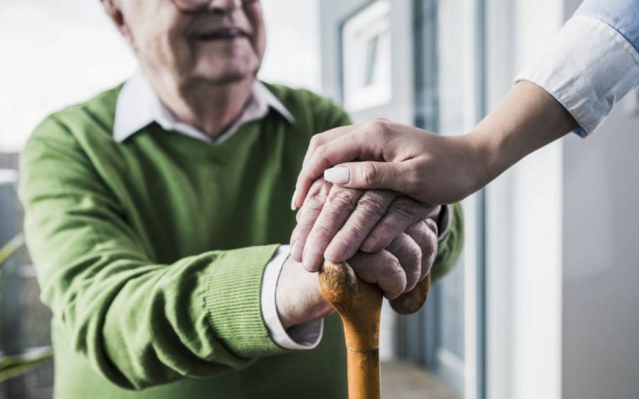 4 ενδείξεις ότι οι ηλικιωμένοι γονείς σας χρειάζονται βοήθεια στο σπίτι