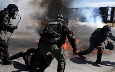 Θεσσαλονίκη: Επεισόδια έξω από τη ΔΕΘ κατά τη διάρκεια συλλαλητήριου για την Παιδεία - Δύο τραυματίες