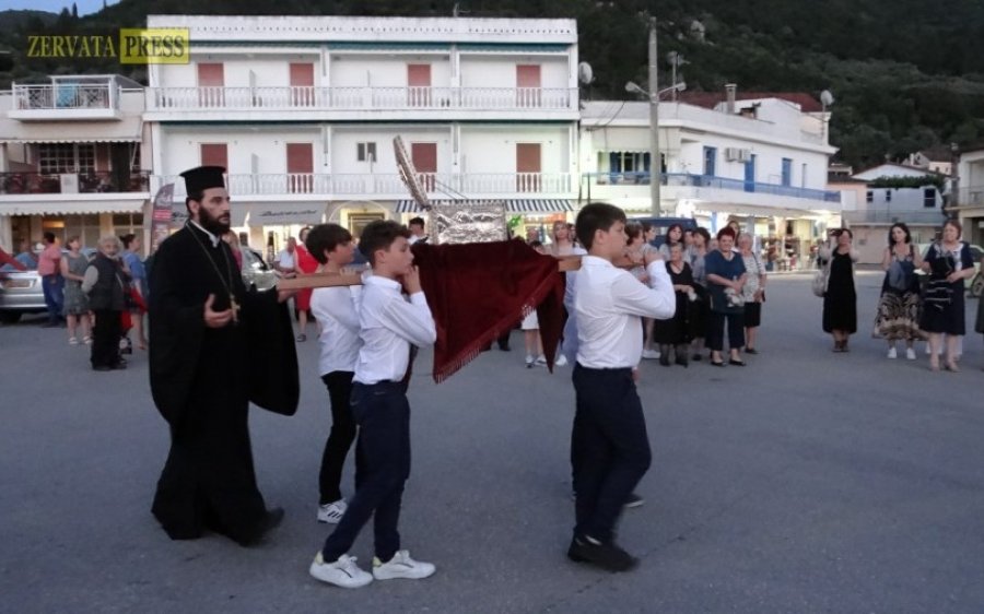 Σάμη: Η λιτανεία για τους Άγιους Φανέντες συνοδεία της Φιλαρμονικής (εικόνες)