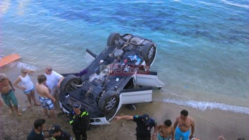 Αυτοκίνητο ανετράπη στην παραλία στα Σπαρτιά (ανανεωμένο - εικόνες)