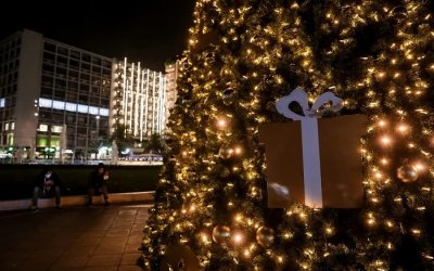 H Ομόνοια φόρεσε τα γιορτινά της: Φωταγωγήθηκε το χριστουγεννιάτικο δέντρο (εικόνες)