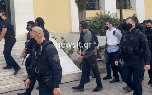 Ευελπίδων: Αποδοκιμασίες του κόσμου για τον γυναικοκτόνο: &quot;Να σαπίσεις στην φυλακή ρε κ@ρι@λ@&quot;