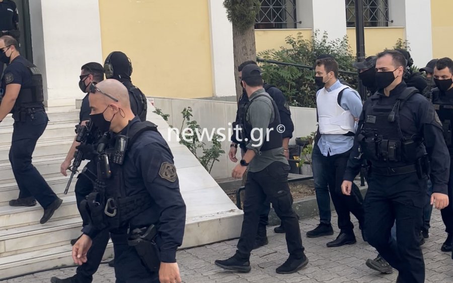 Ευελπίδων: Αποδοκιμασίες του κόσμου για τον γυναικοκτόνο: "Να σαπίσεις στην φυλακή ρε κ@ρι@λ@"