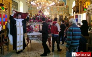 H ακολουθία της αποκαθήλωσης στην Αγ. Μαρίνα Βλαχάτων - Στολίστηκε ο επιτάφιος (εικόνες)