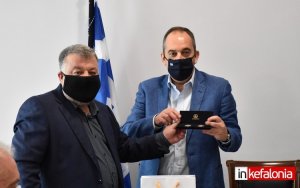 Εικόνα του Δημάρχου Αργοστολίου με τον Υπουργό Ναυτιλίας κατά την επίσκεψή του στο Αργοστόλι