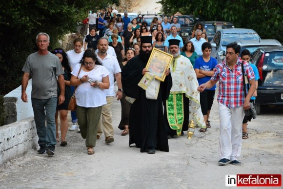 Εμφανίστηκαν τρία φιδάκια της Παναγίας στα Αργίνια – Τελέστηκε το απόγευμα η παράκληση (εικόνες + video)