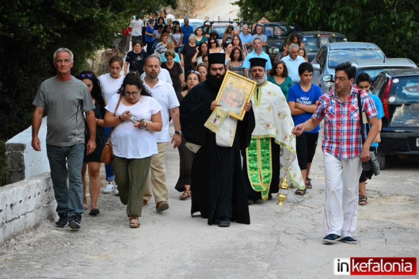 Εμφανίστηκαν τρία φιδάκια της Παναγίας στα Αργίνια – Τελέστηκε το απόγευμα η παράκληση (εικόνες + video)