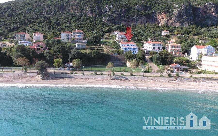 Vinieris Real Estate : Πωλείται παραθαλάσσιο οροφοδιαμέρισμα με εκπληκτική θέα στον Πόρο