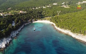 Έμπλυση: Η παραλία της Κεφαλονιάς με τα κρυστάλλινα νερά όπου η μάσκα είναι περιττή! (video - drone)