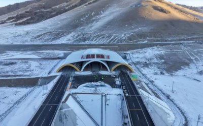 Ένα μεγάλο θαύμα της μηχανικής: Η Κίνα ολοκλήρωσε την πιο μακριά σήραγγα αυτοκινητοδρόμου στον κόσμο μήκους 22,13 χλμ