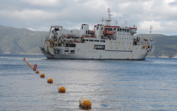 Ολοκληρώθηκε η βύθιση καλωδίου οπτικών ινών μεταξύ Κεφαλονιάς & Ιθάκης (εικόνες)