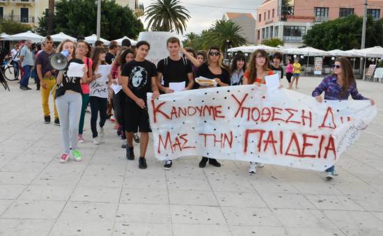 Δυναμική συγκέντρωση και πορεία του Λυκείου Κεραμειών στο Αργοστόλι για την Παιδεία (εικόνες + video)