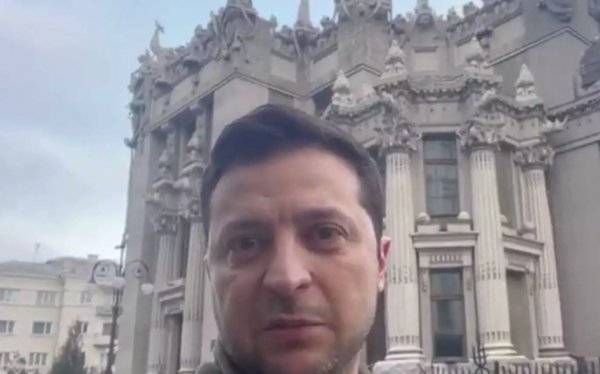 Νέο μήνυμα Ζελένσκι: «Δεν καταθέσαμε τα όπλα – Υπερασπιζόμαστε την πατρίδα μας» - Απέρριψε την πρόταση φυγάδευσης των ΗΠΑ