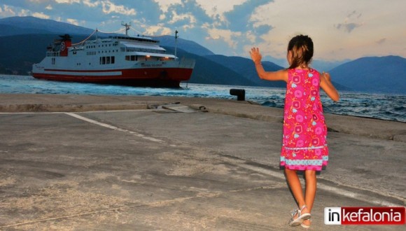 «Σφύριξε» ξανά στη Σάμη! Εκατοντάδες κάτοικοι επεφύλασσαν θερμή υποδοχή στο πλοίο «Διονύσιος Σολωμός» (εικόνες + video)