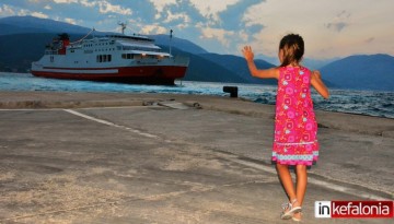 «Σφύριξε» ξανά στη Σάμη! Εκατοντάδες κάτοικοι επεφύλασσαν θερμή υποδοχή στο πλοίο «Διονύσιος Σολωμός» (εικόνες + video)