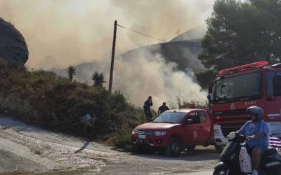Ζάκυνθος: Φωτιά απειλεί σπίτια στο Αργάσι – Οι άνεμοι δυσκολεύουν τους Πυροσβέστες