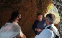 Οι αξιολογητές της ΟΥΝΕΣΚΟ στο νεκροταφείο θαλαμωτών τάφων στα Μαζαρακάτα &amp; στο μοναδικό Αρχαιολογικό Μουσείο της Σάμης