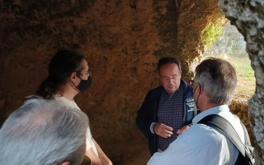 Οι αξιολογητές της ΟΥΝΕΣΚΟ στο νεκροταφείο θαλαμωτών τάφων στα Μαζαρακάτα &amp; στο μοναδικό Αρχαιολογικό Μουσείο της Σάμης