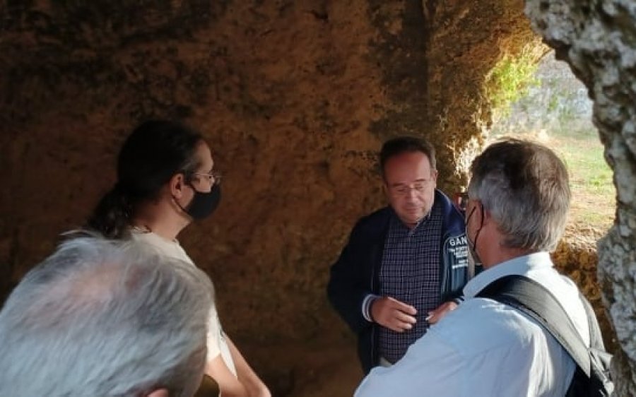 Οι αξιολογητές της ΟΥΝΕΣΚΟ στο νεκροταφείο θαλαμωτών τάφων στα Μαζαρακάτα & στο μοναδικό Αρχαιολογικό Μουσείο της Σάμης