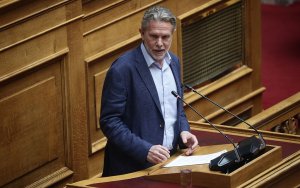 Γερουλάνος: «Χιλιάδες οικογένειες αποκλείονται από την παραγωγική διαδικασία λόγω του ιδιωτικού χρέους»