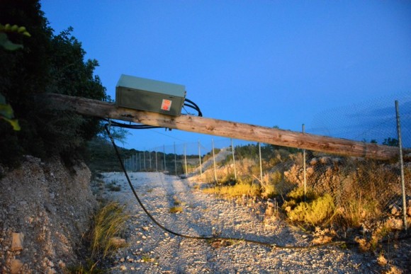 Πεσμένη κολώνα της ΔΕΗ στον ενετικό δρόμο στα Σίσσια - Αλ. Γασπαρινάτου: "Δεν έχει ρεύμα, θα βγει το συντομότερο δυνατό"