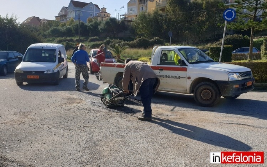 Κλείνουν τρύπες στους δρόμους και καλλωπίζουν το Αργοστόλι! (εικόνες)