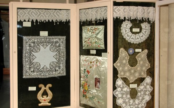 Κοργιαλένειο Μουσείο: Αφιέρωμα στη γυναικεία χειροτεχνία: Τέχνη με ανθρώπινες τρίχες - Το Έκθεμα Μαρτίου 2024