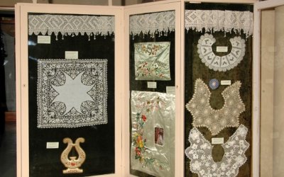 Κοργιαλένειο Μουσείο: Αφιέρωμα στη γυναικεία χειροτεχνία: Τέχνη με ανθρώπινες τρίχες - Το Έκθεμα Μαρτίου 2024