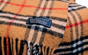 Η Burberry αλλάζει τα χρώματα στο κλασικό της καρό