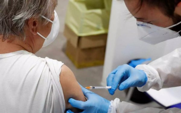 Ιταλία: Πήγε να κάνει το εμβόλιο φορώντας ψεύτικο χέρι σιλικόνης