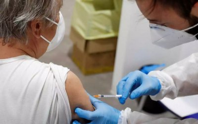 Ιταλία: Πήγε να κάνει το εμβόλιο φορώντας ψεύτικο χέρι σιλικόνης