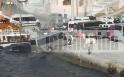 Βανάκι στο λιμάνι της Σαντορίνης αιωρείται πάνω από τη θάλασσα