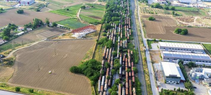 Σκουριασμένα βαγόνια, αμαξοστοιχίες-φαντάσματα: Το απέραντο νεκροταφείο τρένων από ψηλά [εικόνες]