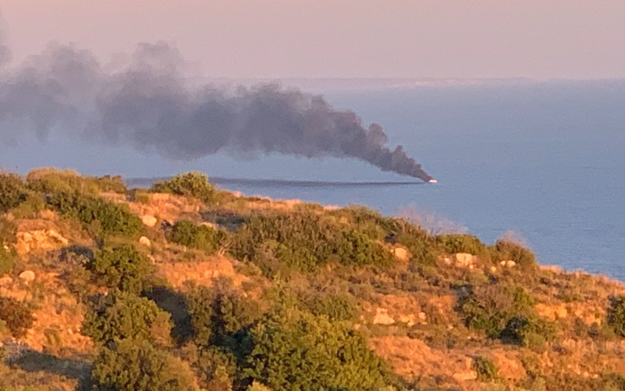 Βυθίστηκε η θαλαμηγός που πήρε φωτιά ανοικτά του Κατελειού - Με ασφάλεια αποβιβάστηκαν οι δύο επιβαίνοντες (εικόνες/video)